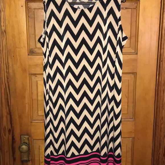 ‼️‼️SOLD‼️‼️Woman’s Sleeveless Dress - Picture 3 of 6